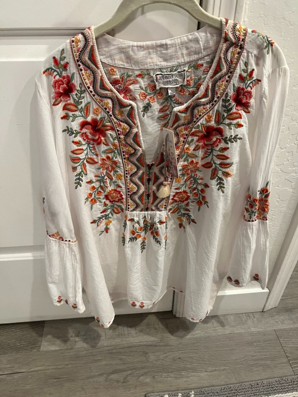 NWT Johnny Was Alise Flare Sleeve Boho Blouse in White Embroidered V-neck Top L - Picture 3 of 13